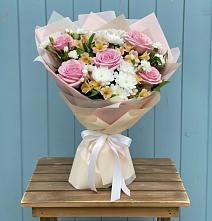 Букет цветов из:  Гвоздики, Орхидеи и Розы в Видном