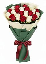 Букет Микс из красных и белых роз в Видном