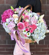 Цветочная композиция из Розы, Хризантемы, Пионы и Лизиантусы в корзине в Видном