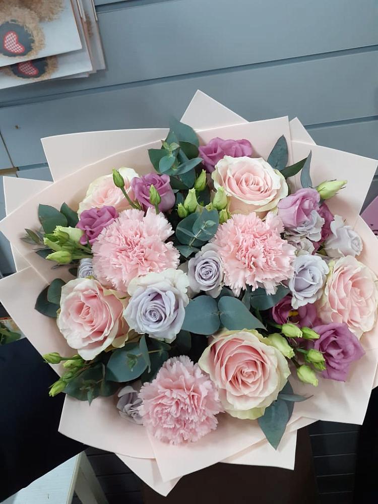 Букет цветов из: Розы, Гвоздики и Лизиантусы в Видном